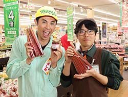 五味主任（右）とA・コープファーマーズ富士見店を見て回り、加工品を中心に取材した小島さん（長野県富士見町で）