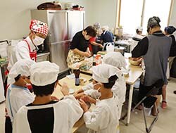 支部員、JA役職員とともに夏野菜を使った料理を楽しむ子どもたち