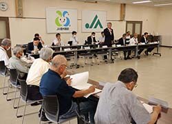 グループディスカッションの結果を報告した上期総合運営委員会