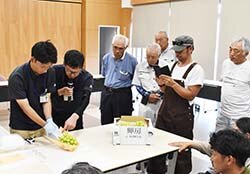 輝房の荷造りを熱心に確認する参加者