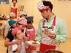 キャベツカレーを盛る小島さん（右）