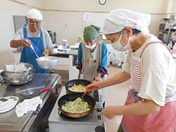 豆腐やチヂミを作る参加者たち