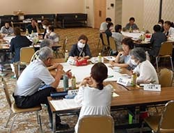グループワークで意見を出し合う役職員