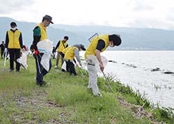揃いのベストを着用し、清掃活動に励むJA役職員