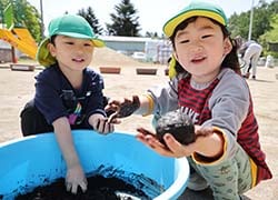 泥だんごづくりを楽しむ西山保育園の園児（長野県富士見町で）