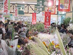 お盆花を買求める人々（長野県上田市で）
