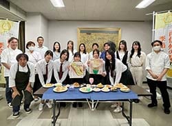 完成した商品をPRする参加者ら