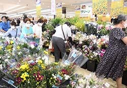 にぎわう店舗内