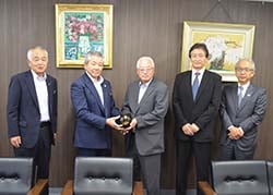 JA上伊那を訪問した藤田組合長（中央）