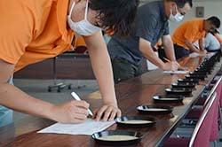 目を凝らしながら品位を確かめる検査員
