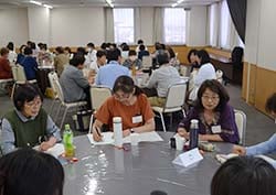 映画の感想や取り組みについて話す参加者