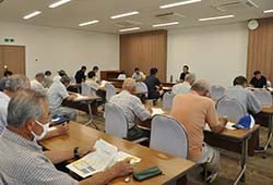 高温時の水管理について説明を聞く参加者