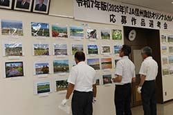 作品を審査する選考委員