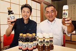 新商品「鰹風味かぼすぽん酢」と「和風ガーリックドレッシング」をPRする熊谷課長（右）と中島係長