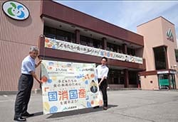 「国消国産」のJA版横断幕・看板幕をPRする小平組合長（左）と菊池課長