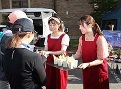 来場者にセルリーやヨーグルトを配布した上諏訪温泉朝市