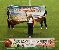 拳を突き上げ勝利を祈る唐木専務