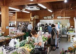 買い物を楽しむ来店客