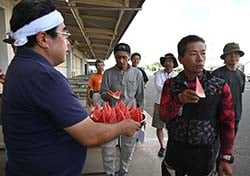 試験品種を試食する参加者