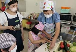 地元の食材を使った調理を楽しむ参加者
