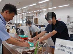 窓口で来店者対応を体験する生徒