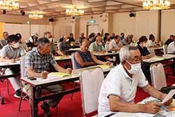 説明を聞く生産者