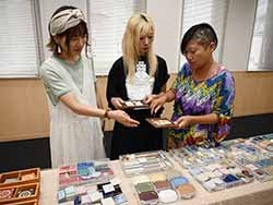 協力しながらタイルクラフト作りに取り組む部会員