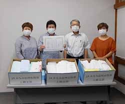 飯田市社会福祉協議会へタオルを寄付した伊原支部長（左から2人目）ら三役