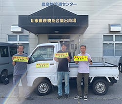 ステッカーを掲げる3部会長