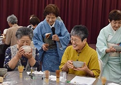 自分がたてたお茶を味わう参加者