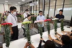 評価をする審査員ら