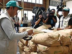 品質を確かめる手塚検査員（左）（安曇野市穂高）