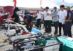 農業機械センター職員が来場者に機械の仕様を説明