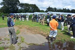 金井さん（手前左）から栽培管理を確認する出席者