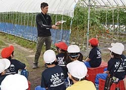 小学生の前で説明する杉浦技術員