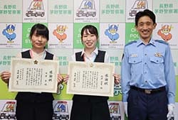 石井署長（右）から、感謝状を贈られた西澤業務課長（左）と柳澤担当