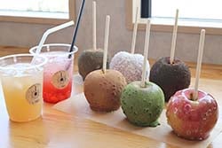 「S・TREE」看板メニューのりんご飴とりんごジュース