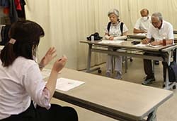 堆肥の効果を学ぶ受講者