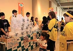 商品を購入する来場者ら