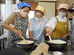 豆腐を作る参加者たち（長野県上田市で）