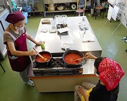トマトソースを作る参加者たち（長野県上田市で）