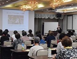 食の大切さを講演する王鷲さん