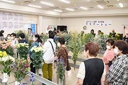 多くの来場者が管内産花きを楽しんだ会場