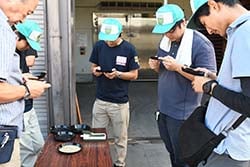 目視で検査を行うJA農産物検査員