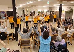 部員と利用者、スタッフが一体となって盛り上がる