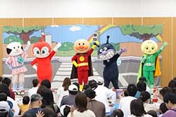 アンパンマンたちと交通ルールを学ぶ親子（©やなせたかし／フレーベル館・TMS・NTV）