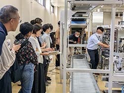 真剣な表情で市田柿について学ぶ塾生