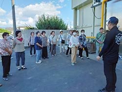 山形支所の予冷庫の前で説明を聞く参加者