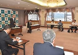 あいさつする眞島組合長