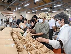 新米を買い求める来場者